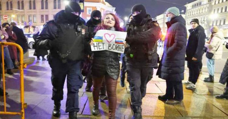 রাশিয়ার শহরজুড়ে যুদ্ধবিরোধী বিক্ষোভ : আটক-ধরপাকড়