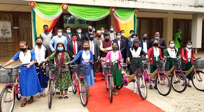 বড়লেখায় বাইসাইকেল পেল ক্ষুদ্র নৃগোষ্ঠীর শিক্ষার্থীরা
