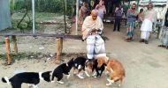 কুকুরগুলো তাঁকে আপন করে নিয়েছে