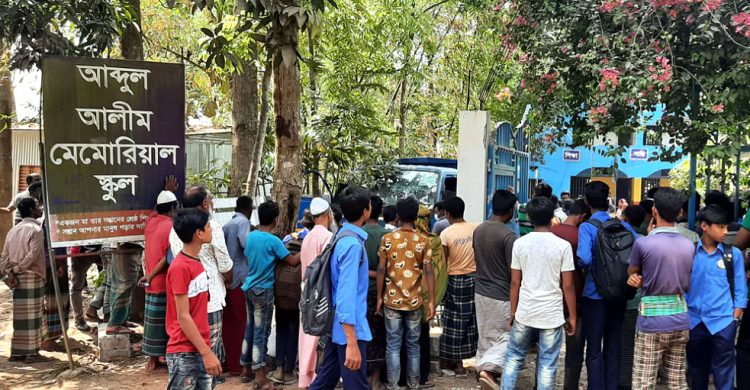 স্কুল প্রাঙ্গণে পিকআপ চাপায় শিক্ষিকা-ছাত্রী নিহত