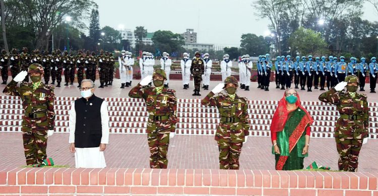 জাতীয় স্মৃতিসৌধে রাষ্ট্রপতি-প্রধানমন্ত্রীর শ্রদ্ধা নিবেদন