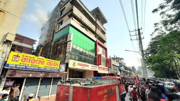 সিলেটের চৌহাট্টায় ৫ তলা ভবনে আগুন : ঘন্টাখানেক প্রচেষ্টায় নিয়ন্ত্রনে
