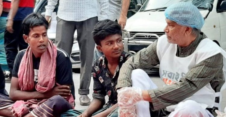 রাস্তায় বসে ব্রাত্যজনের সাথে ইফতার করলেন পরিকল্পনামন্ত্রী এম এ মান্নান