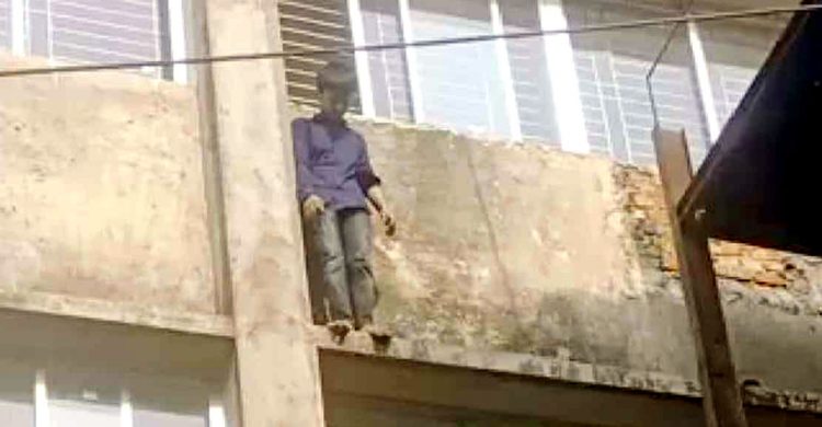 থানা ভবনে কিশোরের আত্মহত্যার চেষ্টা : ওসির দক্ষতায় রক্ষা