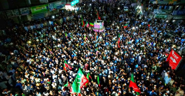 ইমরানের পক্ষে পাকিস্তানজুড়ে ব্যাপক বিক্ষোভ : বিদেশী ষড়যন্ত্রের অভিযোগ