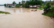 আশ্রয় কেন্দ্রে ছুটছেন বানভাসি মানুষ : নৌকা ডুবে ব্যবসায়ী নিখোঁজ