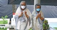 বনানীতে স্বজনদের কবর জিয়ারত করলেন প্রধানমন্ত্রী