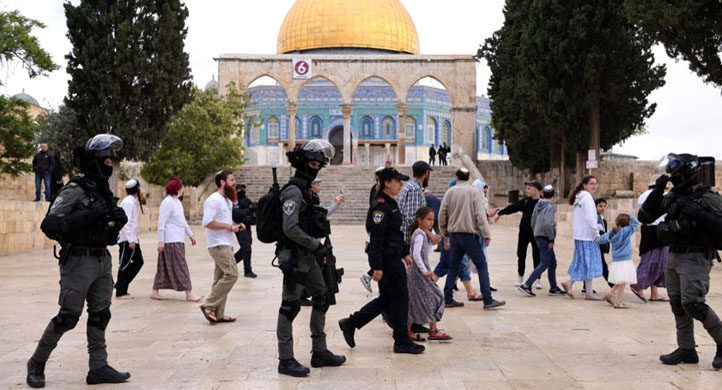 ইসরাইলি পতাকা নিয়ে কট্টরপন্থি ইহুদিদের আল-আকসায় অনুপ্রবেশ