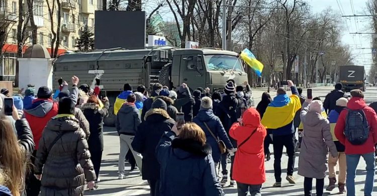 রাশিয়ার দখলে যাওয়া ইউক্রেনের শহরে ফিরছে লেনিনের মূর্তি-সোভিয়েত পতাকা
