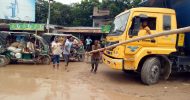 মেয়রকে কাদায় নামানোর চেষ্টার পর সড়ক সংস্কারের আশ্বাস
