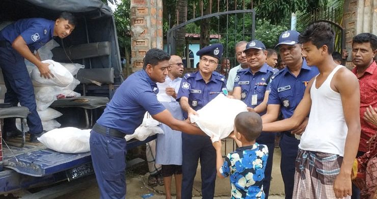 কানাইঘাটে বন্যা দুর্গতদের মধ্যে পুলিশের খাদ্য বিতরণ