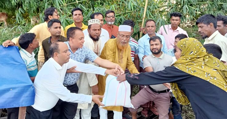 গোয়াইনঘাটে বন্যার্তদের হাকিম চৌধুরীর ত্রাণ বিতরণ