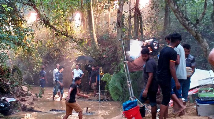 লাউয়াছড়া উদ্যানে আগুন জ্বালিয়ে বিজ্ঞাপনের শুটিং!