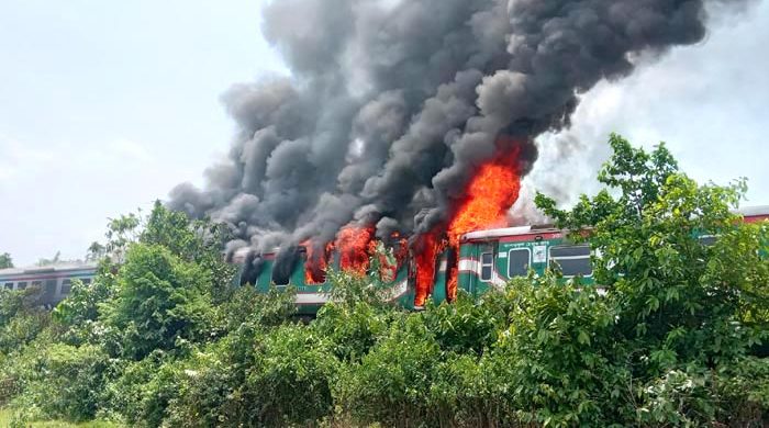 ট্রেনে আগুন দেখে হাঁড়ি-পাতিলে পানি নিয়ে আসেন স্থানীয়রা