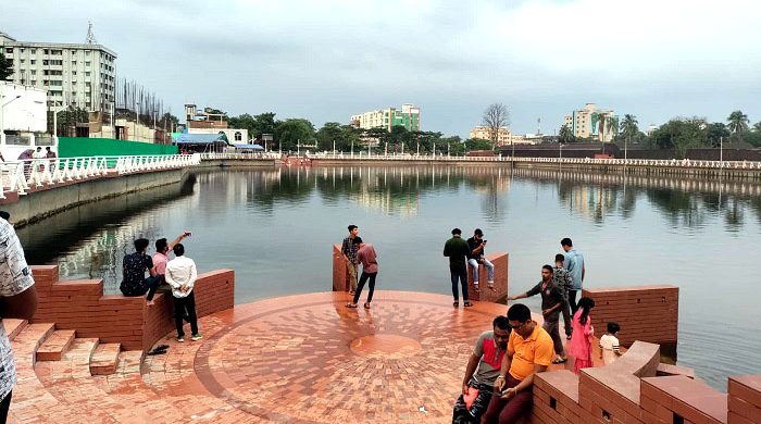 সিলেটের ধোপাদিঘি’র সৌন্দর্যে মুগ্ধতা, আয়তন কমায় হতাশা