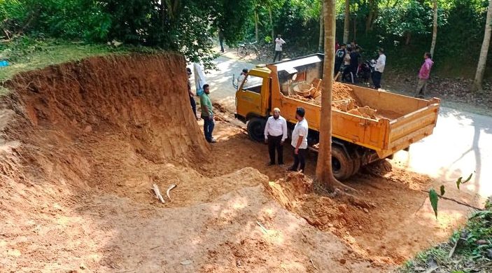 মৌলভীবাজারে সরকারি টিলা কেটে মাটি বিক্রি : ট্রাক জব্দ