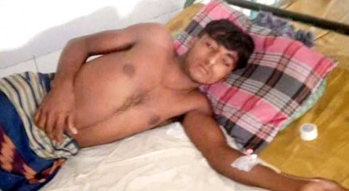 চেয়ারম্যান কর্তৃক অপমান সইতে না পেরে ত্রান নিতে আসা যুবকের বিষপান!