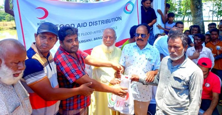 শান্তিগঞ্জে রেড ক্রিসেন্ট সোসাইটি’র শুকনো খাবার বিতরণ