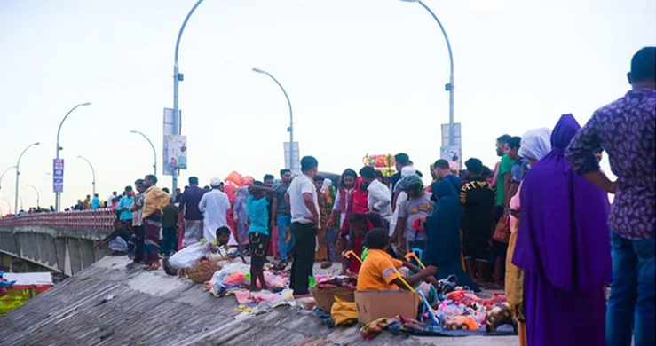 রংপুরের গঙ্গাচড়া: প্রশান্তির জন্য সেতু ও তিস্তাপাড়ে ছুটছেন মানুষ