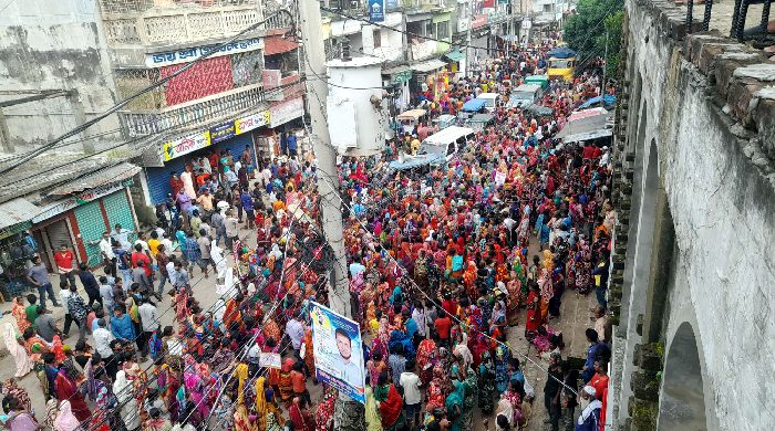হবিগঞ্জে পুলিশের বাধা উপেক্ষা করে মহা-সড়কে অবস্থান চা শ্রমিকদের