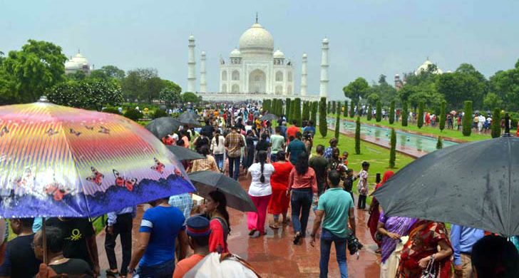 তাজমহলে একদিনে রেকর্ড ৮০ হাজার দর্শনার্থী!