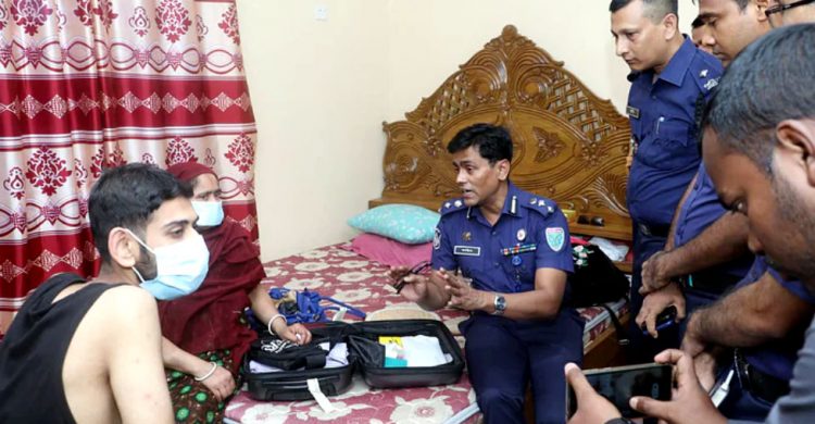 বন্ধ কক্ষে অচেতন মা-ছেলে হাসপাতাল থেকে বাসায় : এখনো আইসিইউতে মেয়ে