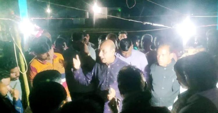 অভিযানের নামে চাঁদাবাজির অভিযোগ : ৪ পুলিশ অবরুদ্ধ : মোটরসাইকেল ভাঙচুর