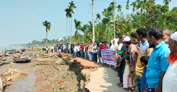 নদীভাঙন রোধে বিশেষ মোনাজাত : এলাকাবাসীর কান্না
