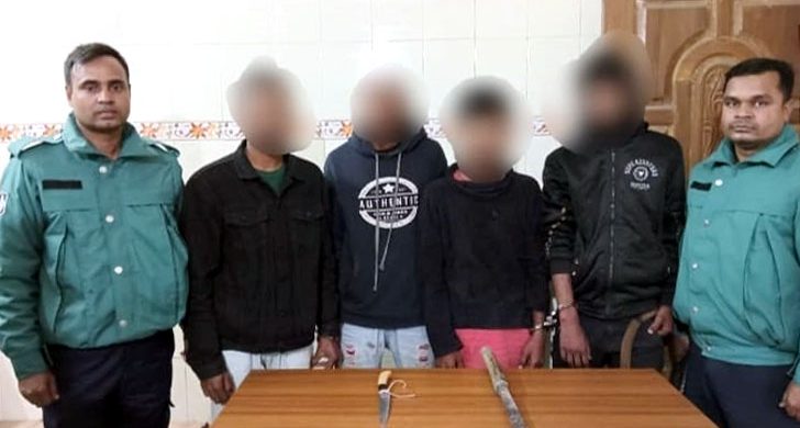 ডাকাতির অভিযোগে চারজনকে গণধোলাই দিয়ে পুলিশে সোপর্দ
